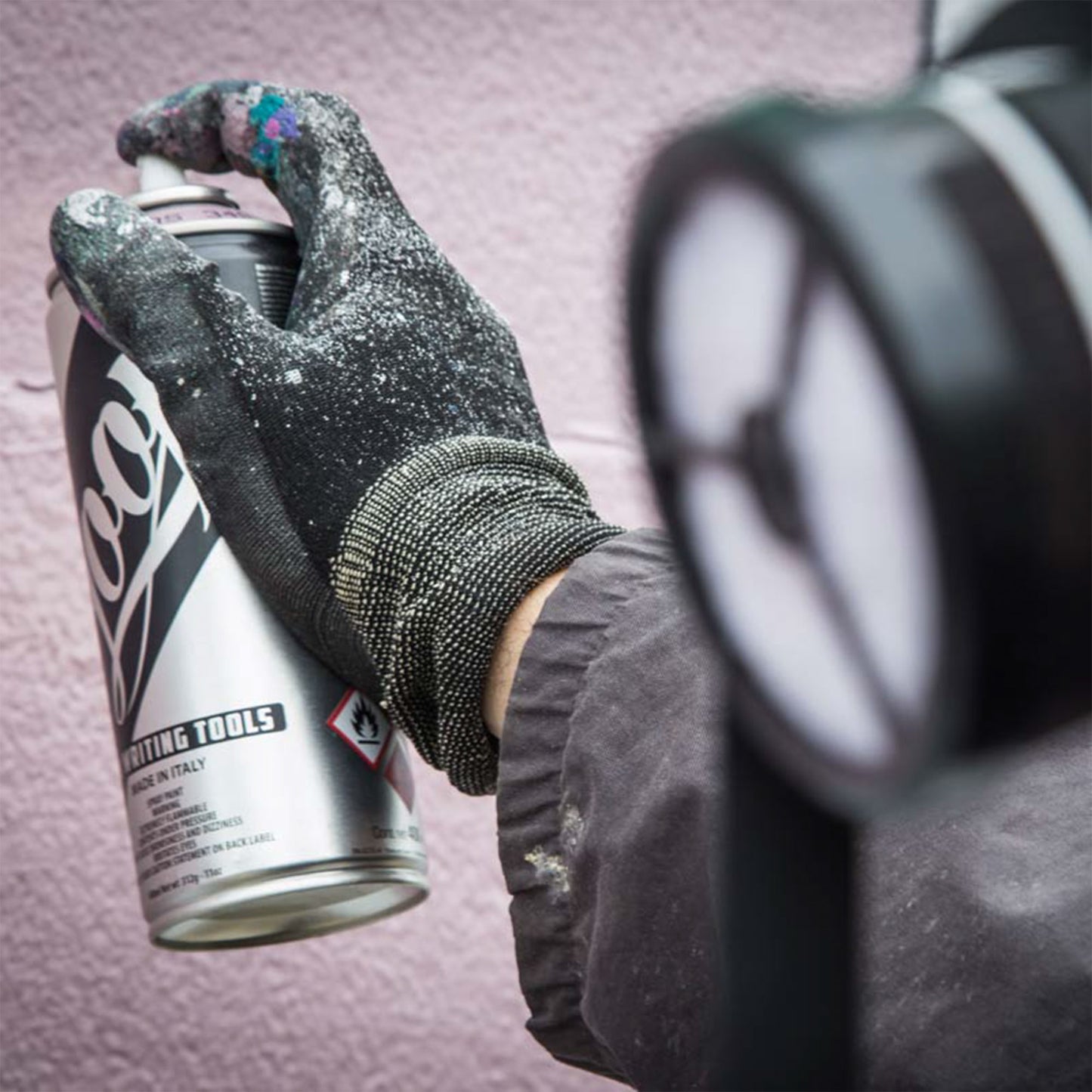 Loop 400ML spray paint can being used on a wall.