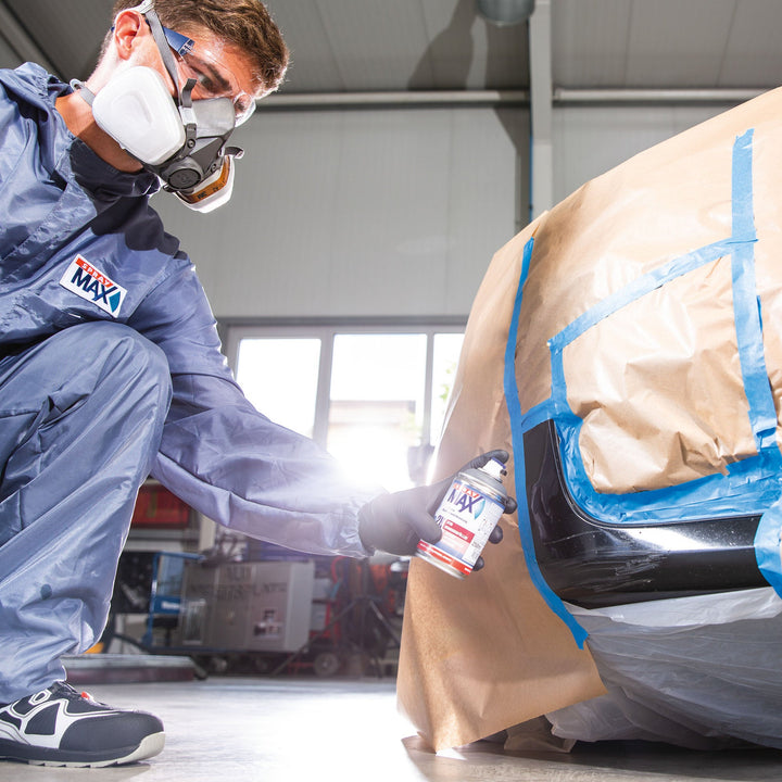 2k spray max klarlack being applied to car part